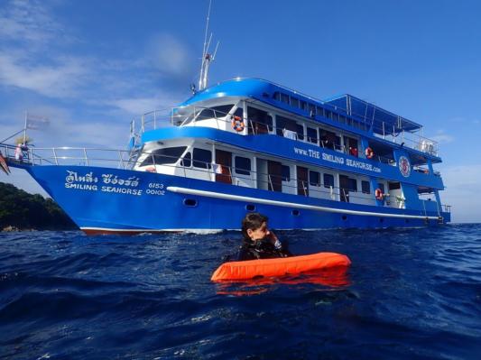 Rescue Diver combine le cours de secouriste d'urgence avec des techniques de sauvetage spécifiques à la plongée