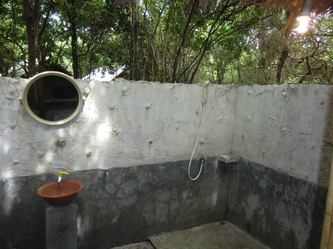Salle de bain en plein air du Lazy Hut Koh Phayam