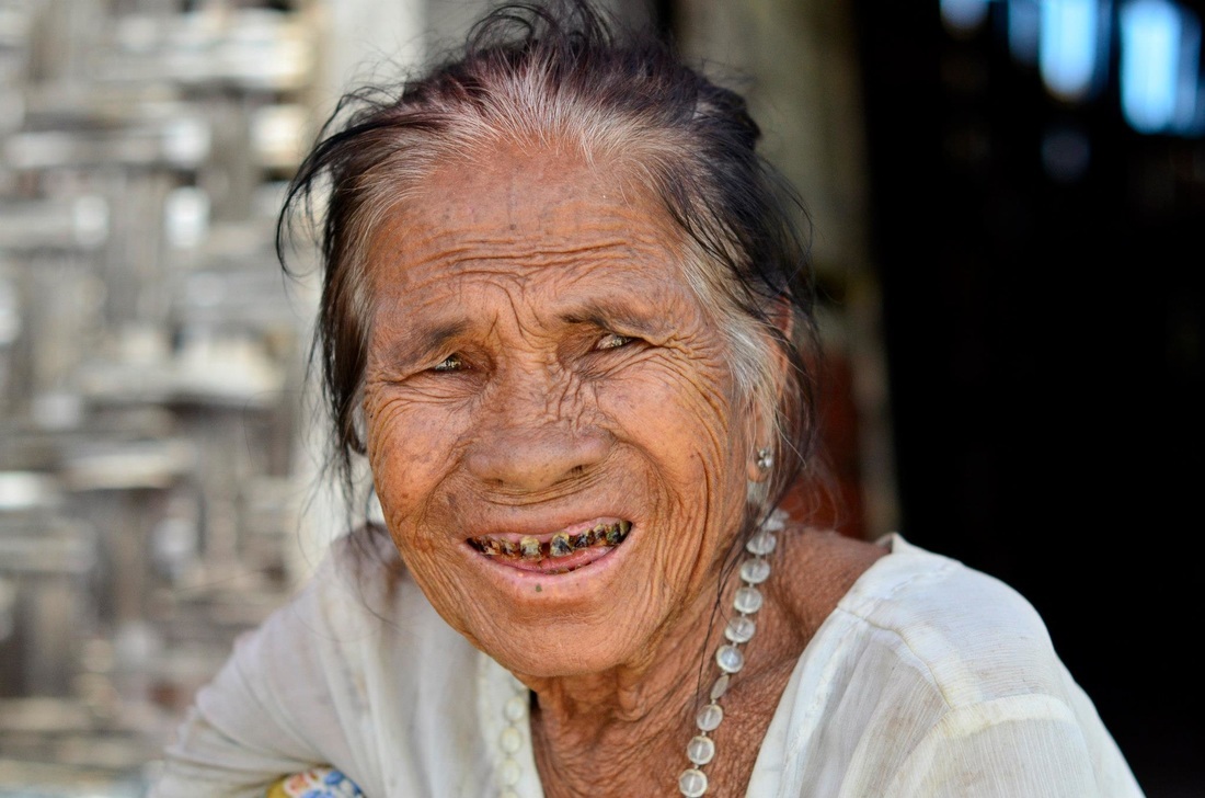 Femme âgée, gitane de la mer dans les iles Mergui