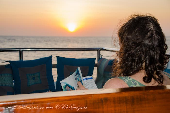Lire un livre sur le canapé du MV Smiling Seahorse au coucher du soleil...